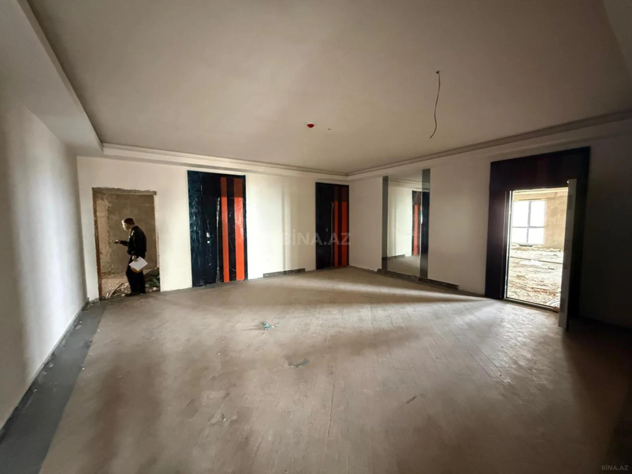 Satılır 4 otaqlı mənzil 182 m²