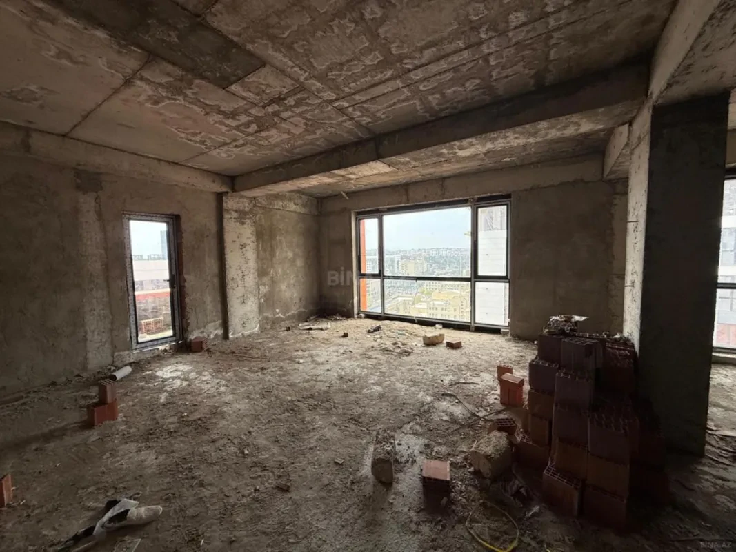 Satılır 4 otaqlı mənzil 182 m²
