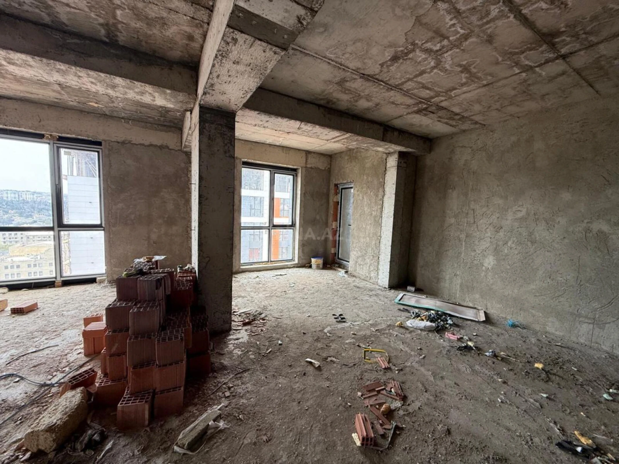 Satılır 4 otaqlı mənzil 182 m²