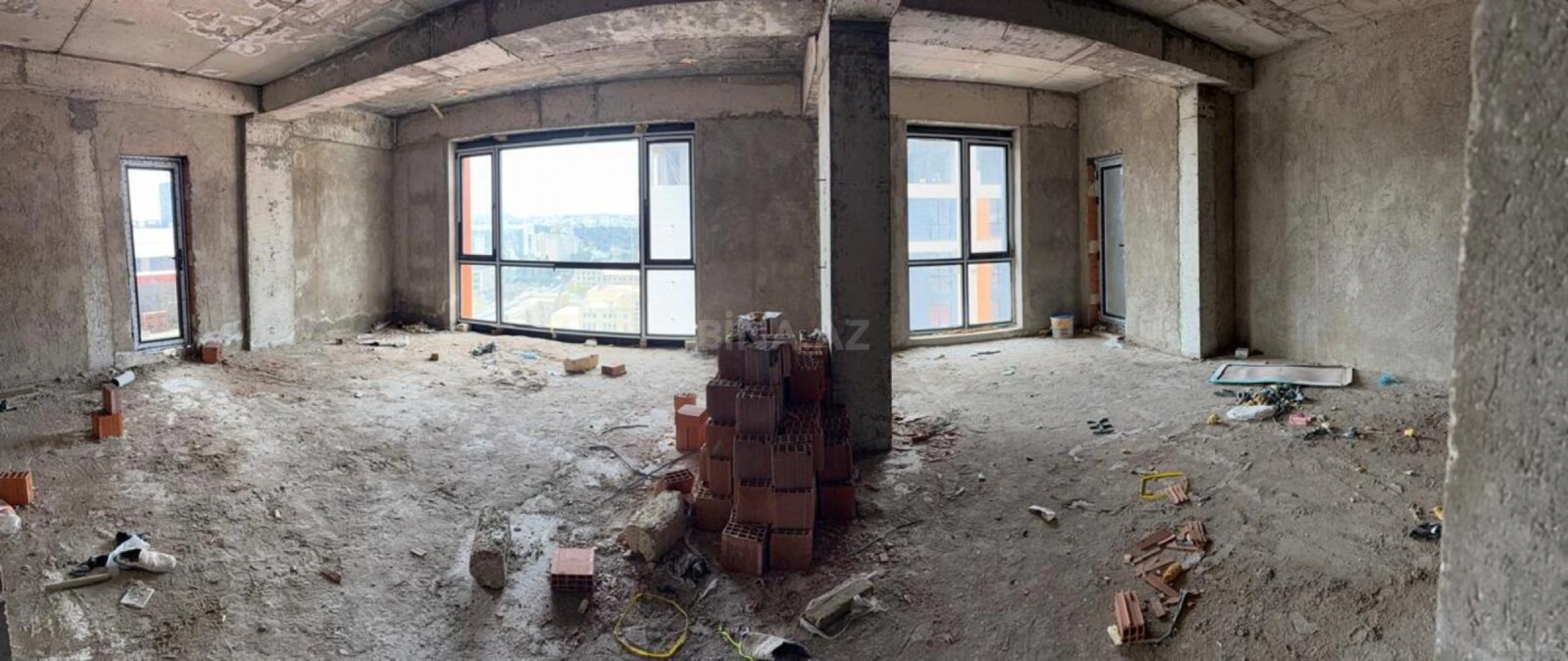Satılır 4 otaqlı mənzil 182 m²