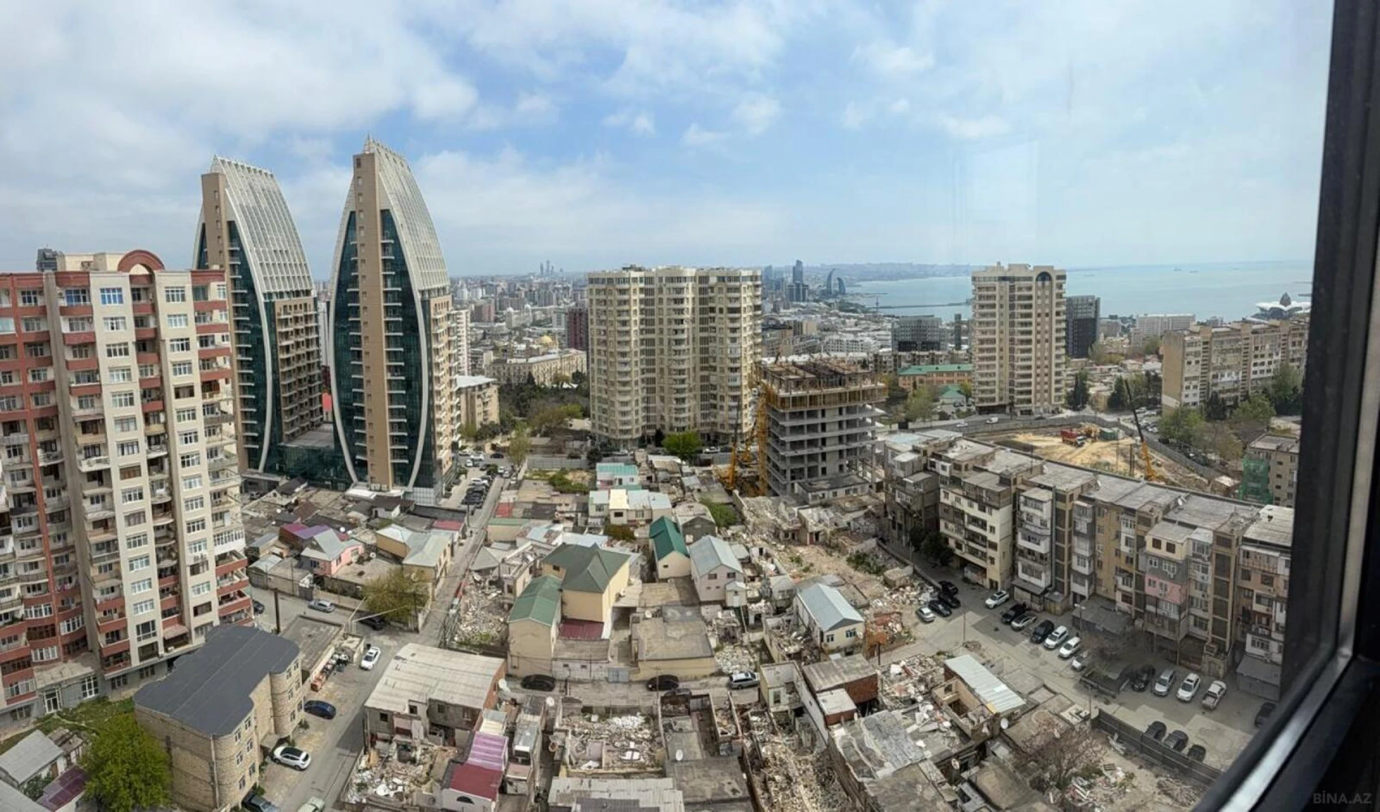 Satılır 4 otaqlı mənzil 182 m²
