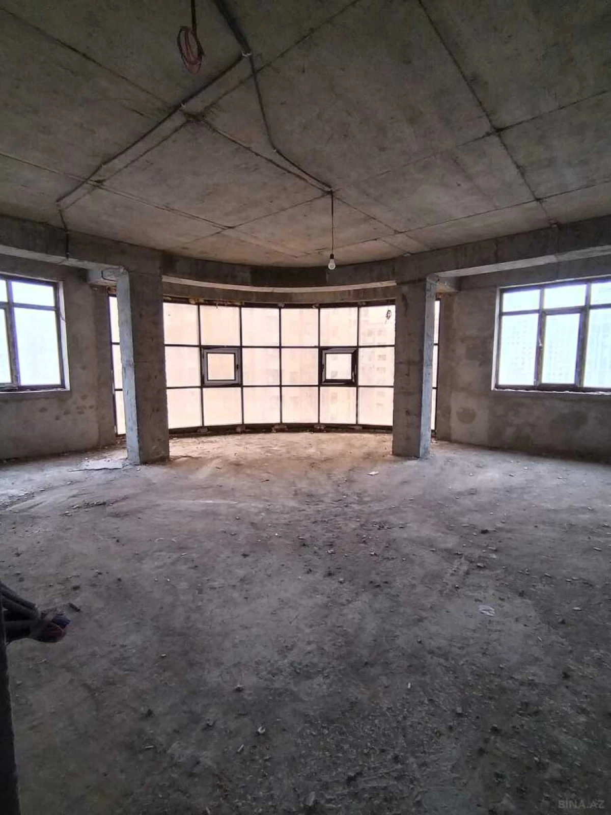 Satılır 3 otaqlı mənzil 177 m²