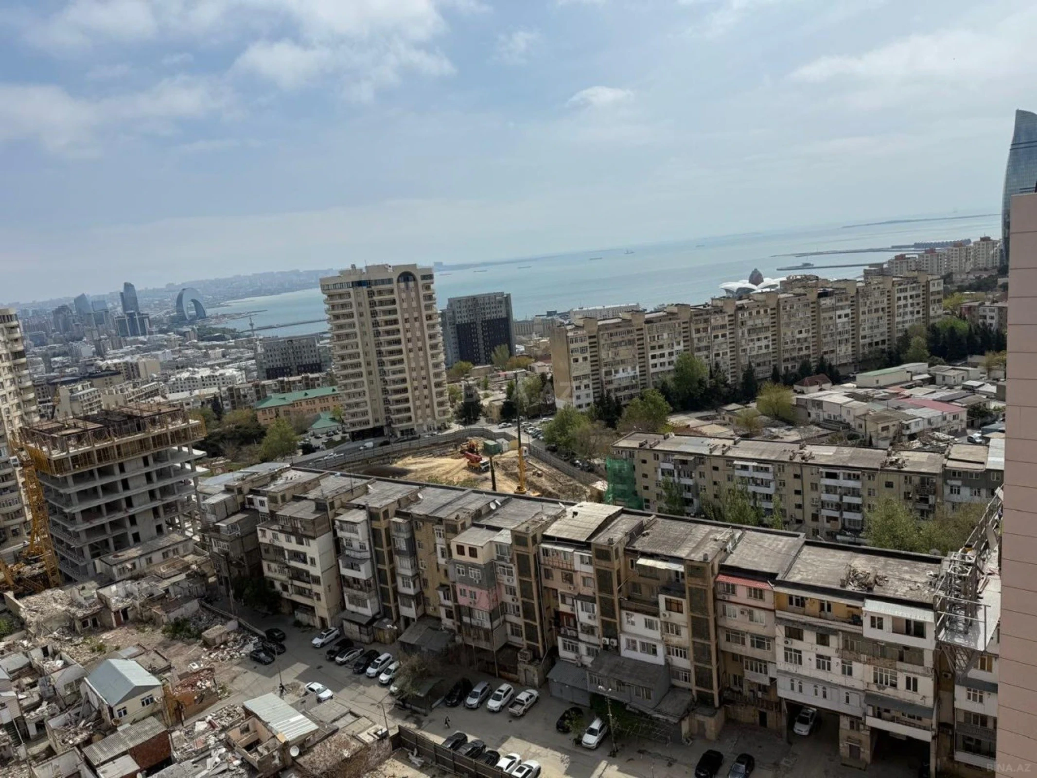 Satılır 3 otaqlı mənzil 182 m²