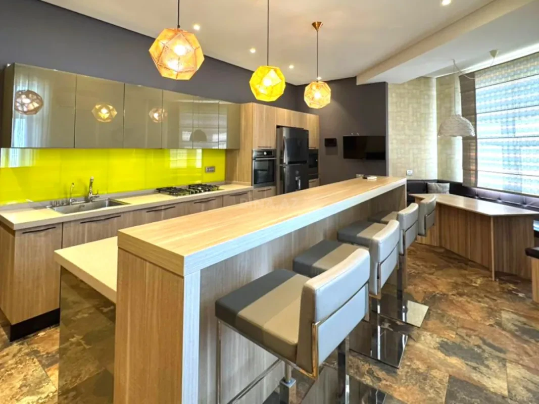 Satılır 3 otaqlı mənzil 140 m²
