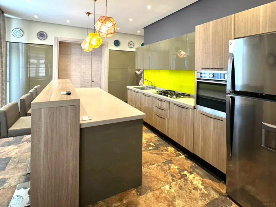 Satılır 3 otaqlı mənzil 140 m²
