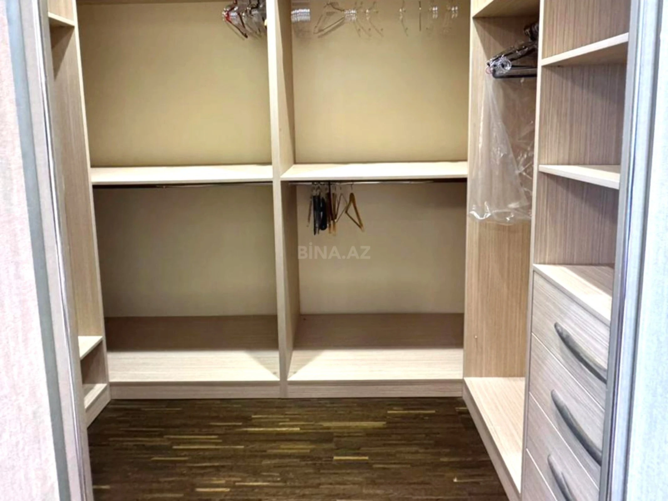 Satılır 3 otaqlı mənzil 140 m²