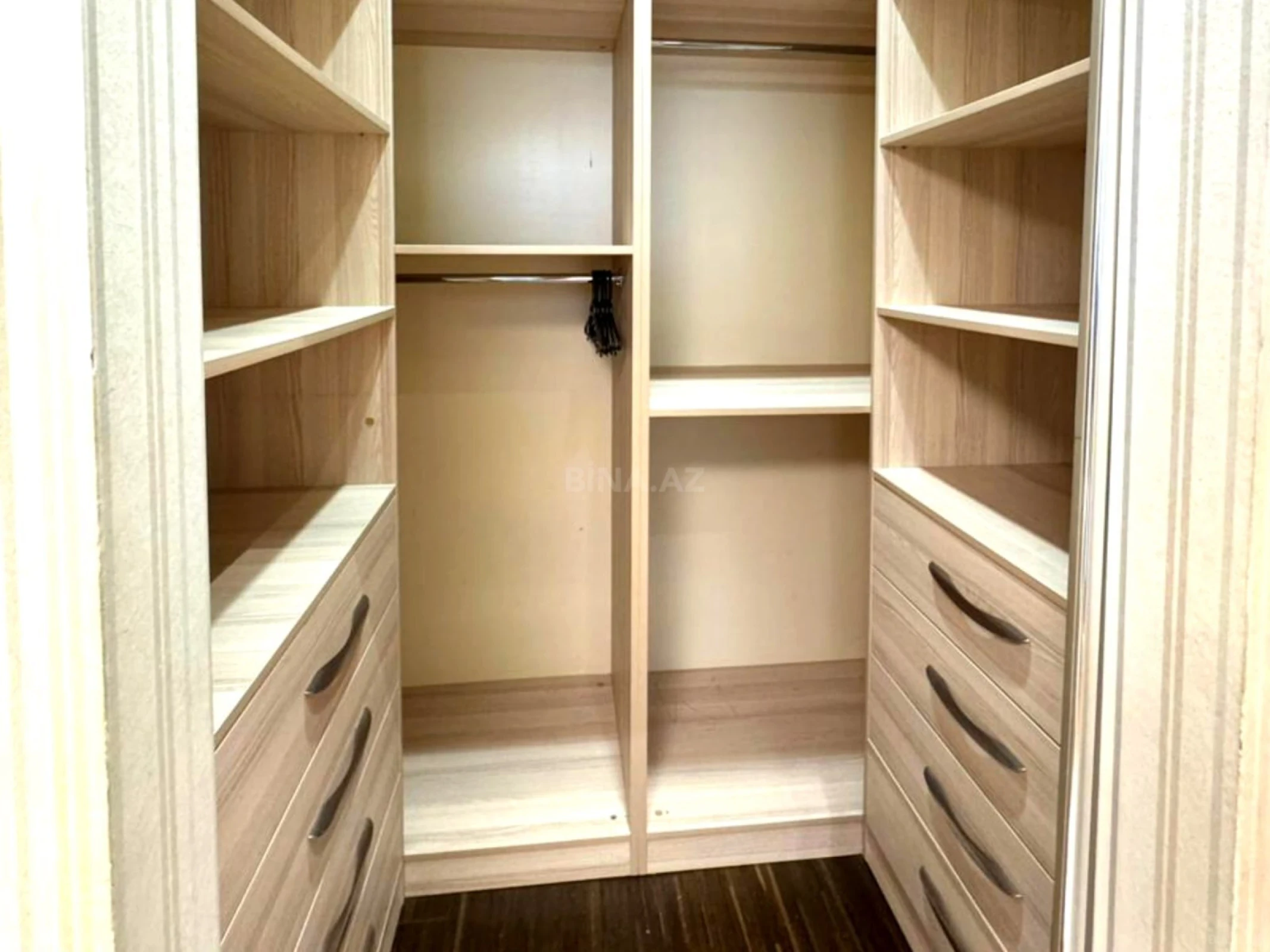 Satılır 3 otaqlı mənzil 140 m²