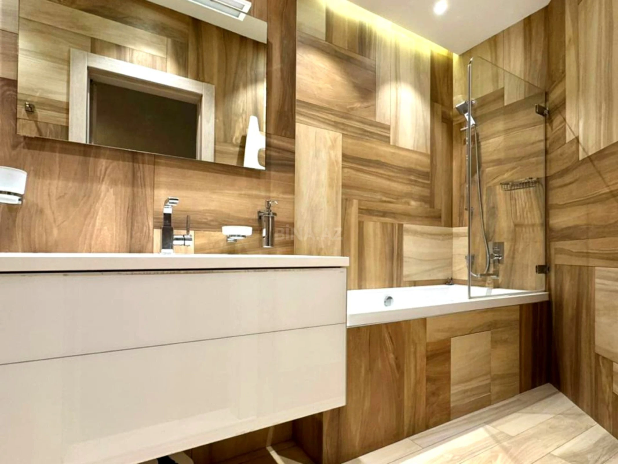 Satılır 3 otaqlı mənzil 140 m²