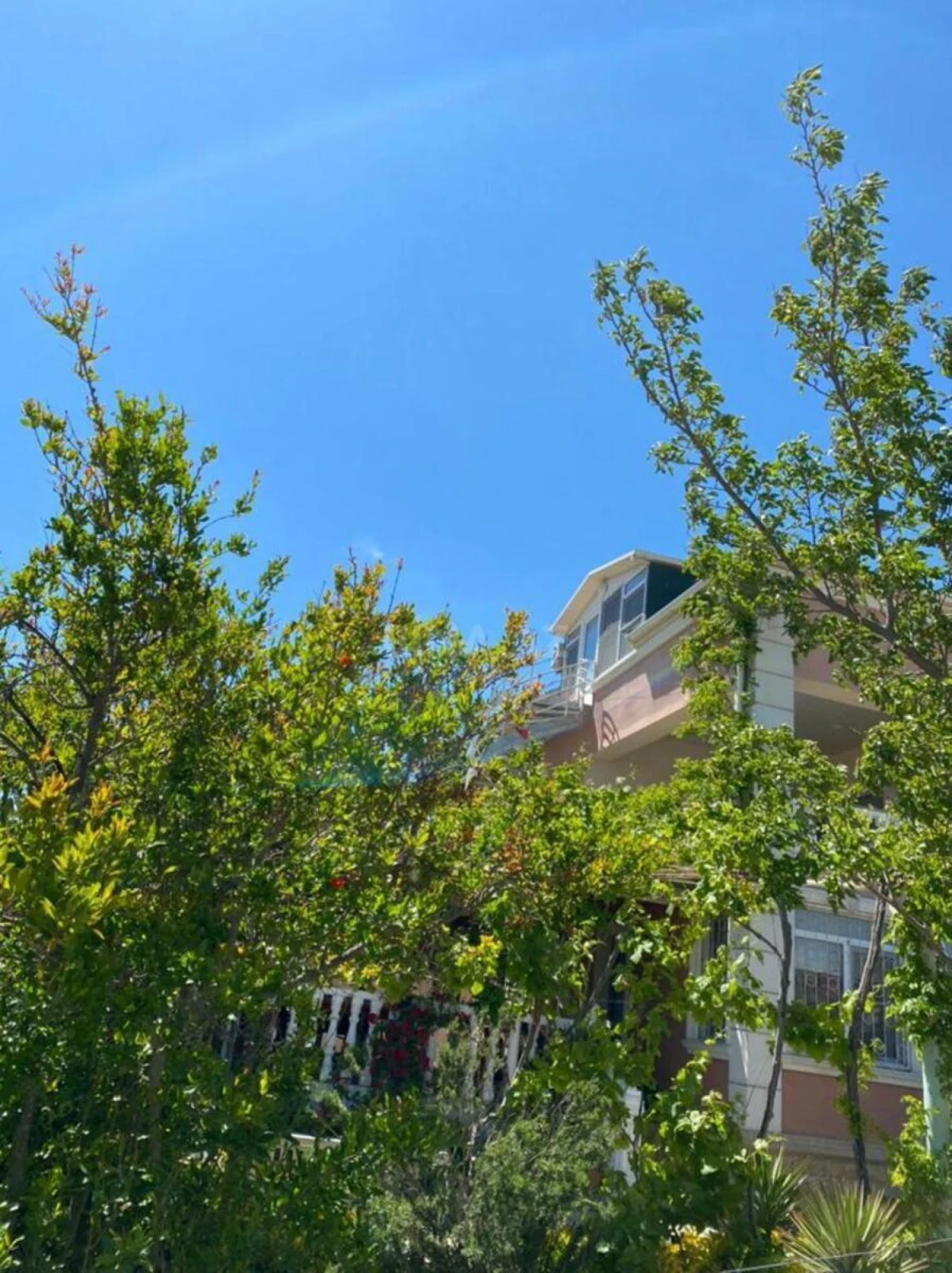 Satılır 8 otaqlı həyət evi 300 m²