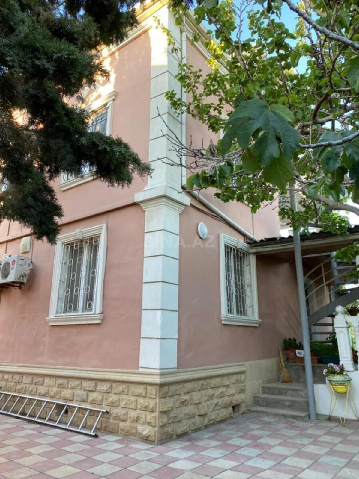 Satılır 8 otaqlı həyət evi 300 m²