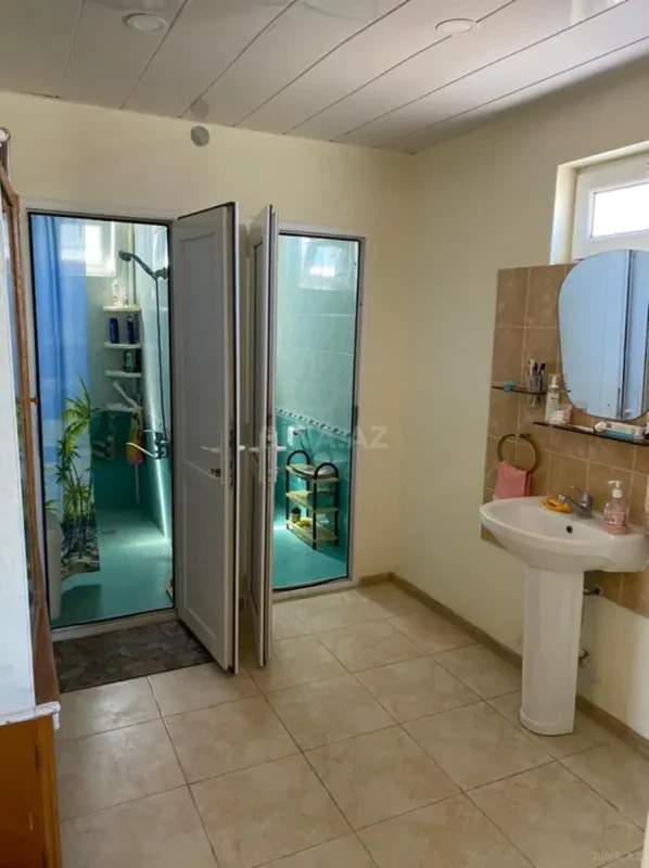 Satılır 8 otaqlı həyət evi 300 m²