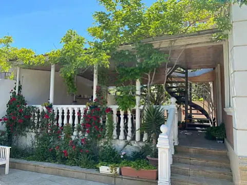 Satılır 8 otaqlı həyət evi 300 m²
