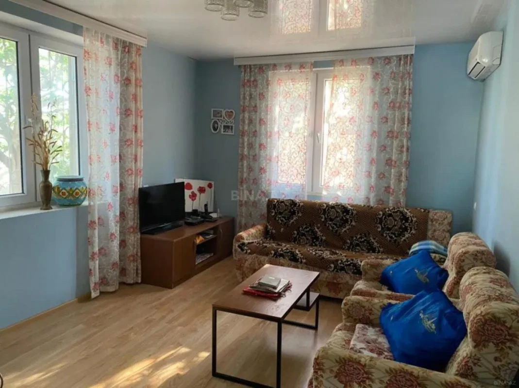 Satılır 8 otaqlı həyət evi 300 m²