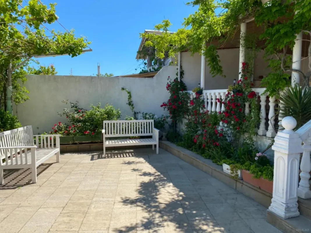 Satılır 8 otaqlı həyət evi 300 m²