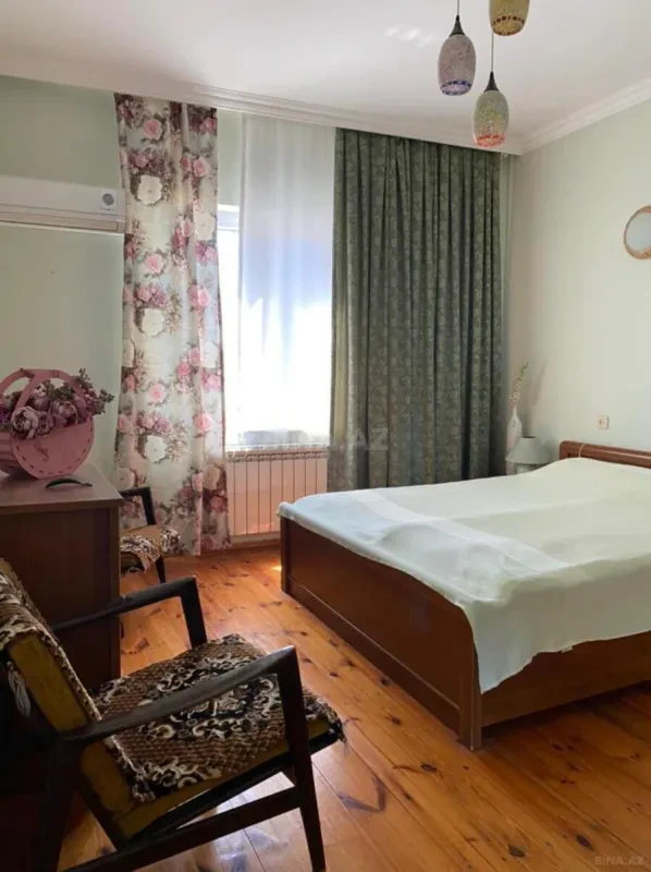 Satılır 8 otaqlı həyət evi 300 m²
