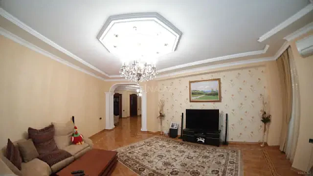 Satılır 4 otaqlı mənzil 173 m²