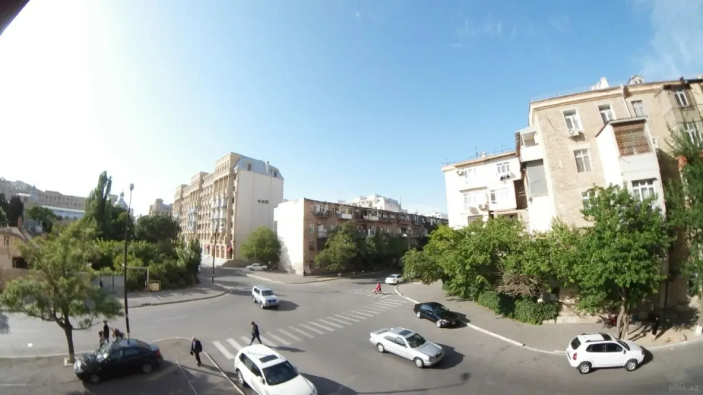 Satılır 4 otaqlı mənzil 173 m²