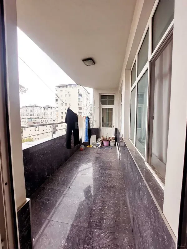 Satılır 4 otaqlı mənzil 165 m²