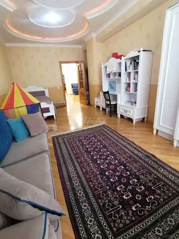 Satılır 3 otaqlı mənzil 140 m²