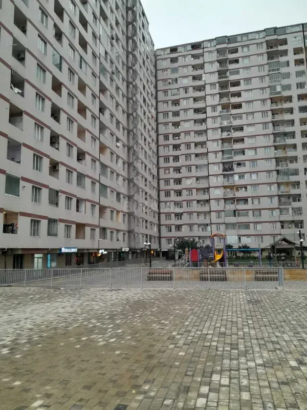 Satılır 3 otaqlı mənzil 135 m²