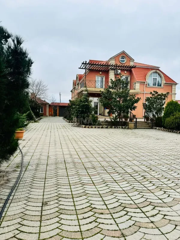 Kirayə verilir 7 otaqlı həyət evi 500 m²