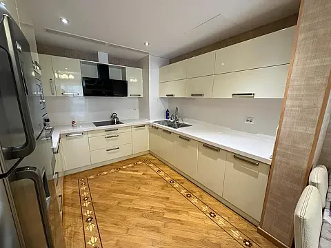 Kirayə verilir 3 otaqlı mənzil 140 m²