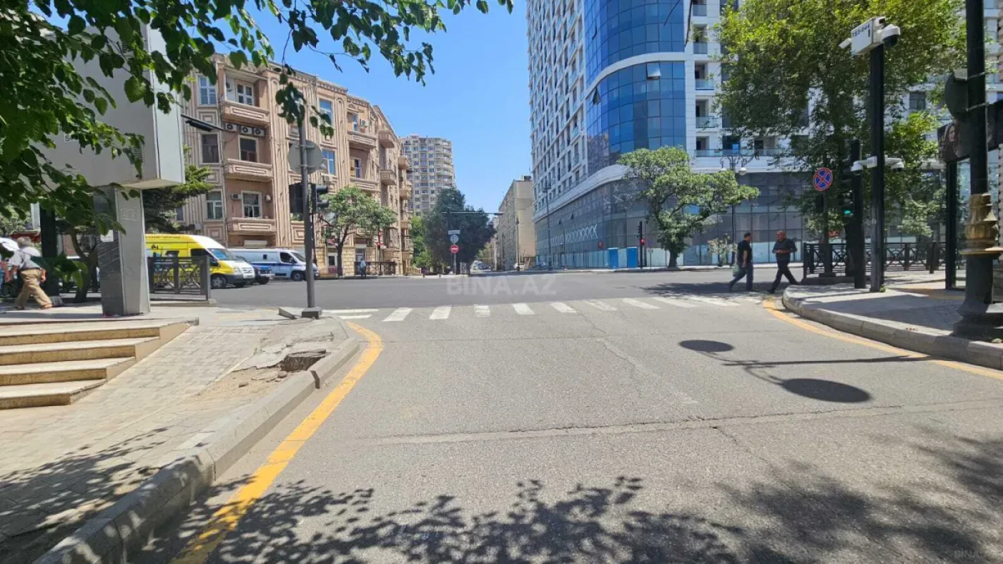 Satılır 4 otaqlı mənzil 185 m²