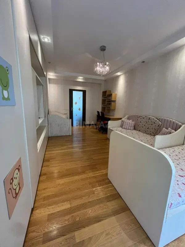 Kirayə verilir 3 otaqlı mənzil 140 m²