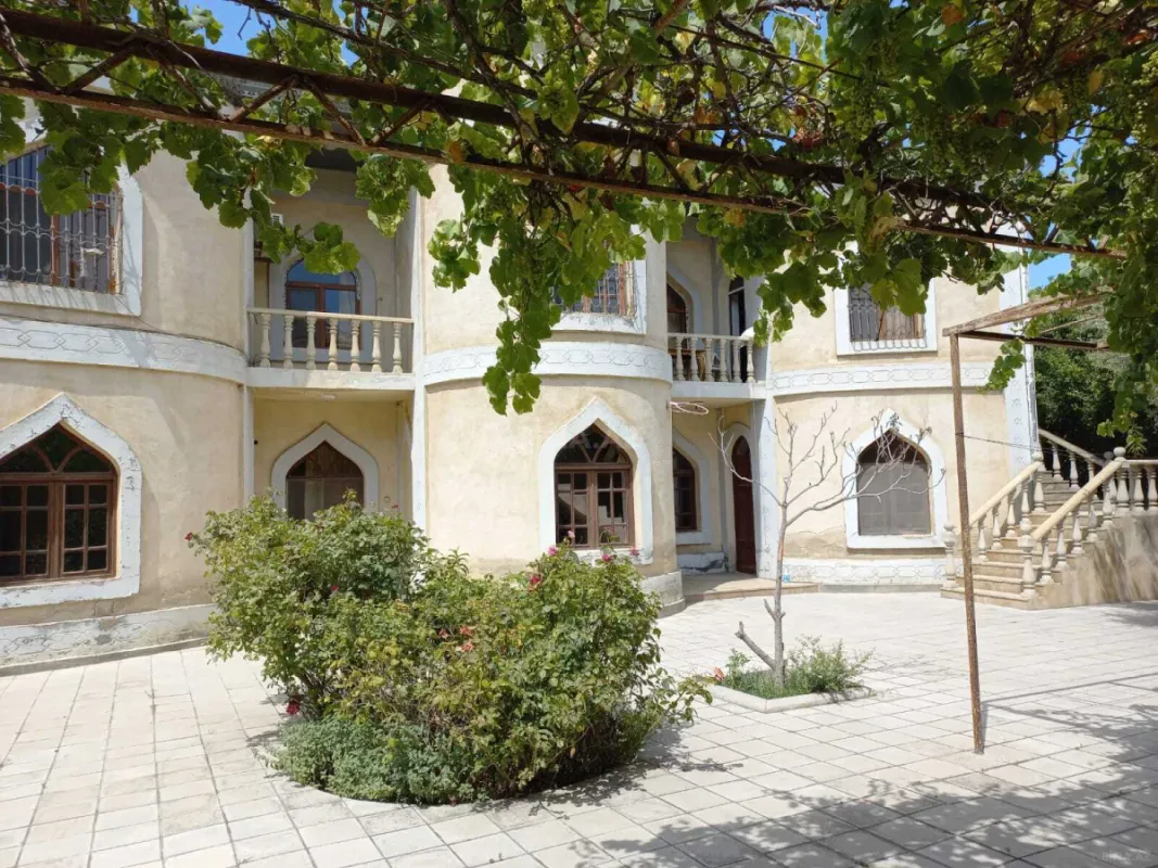 Satılır 8 otaqlı həyət evi 350 m²