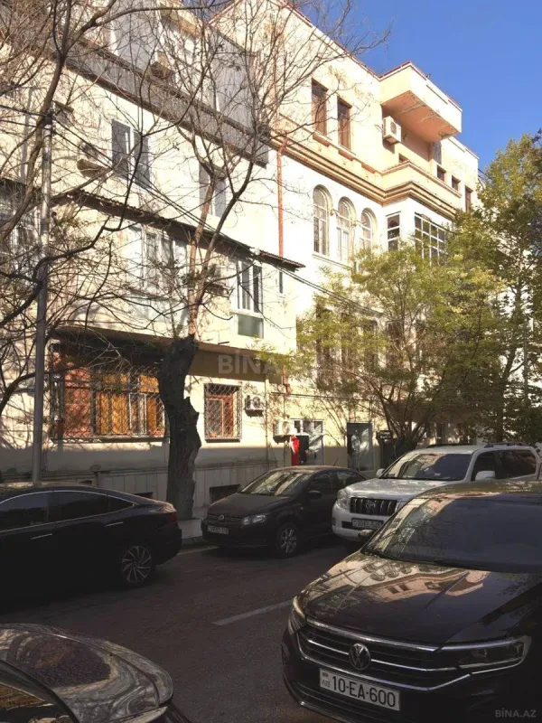 Satılır 5 otaqlı mənzil 210 m²