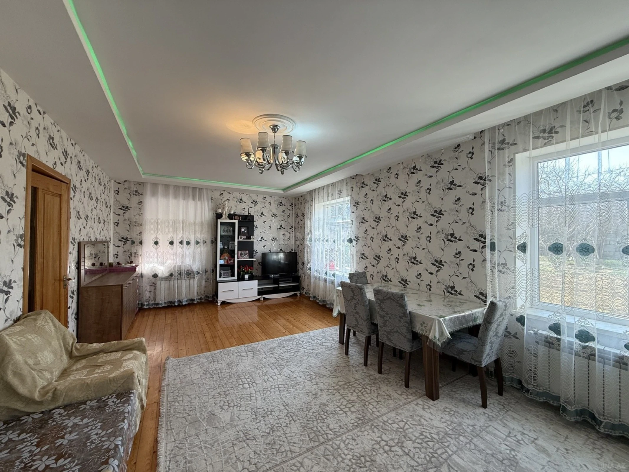 Satılır 5 otaqlı həyət evi 300 m²