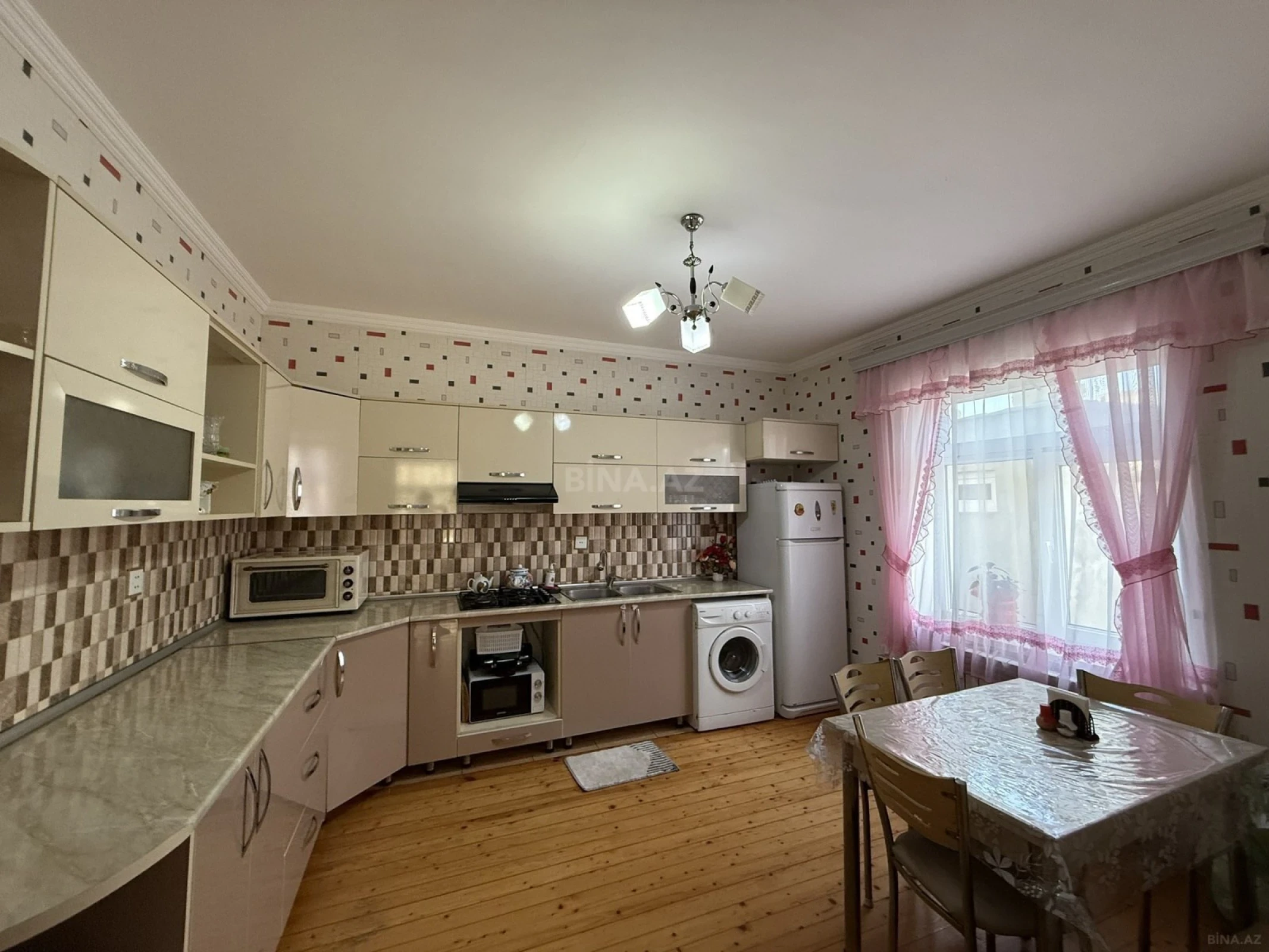 Satılır 5 otaqlı həyət evi 300 m²