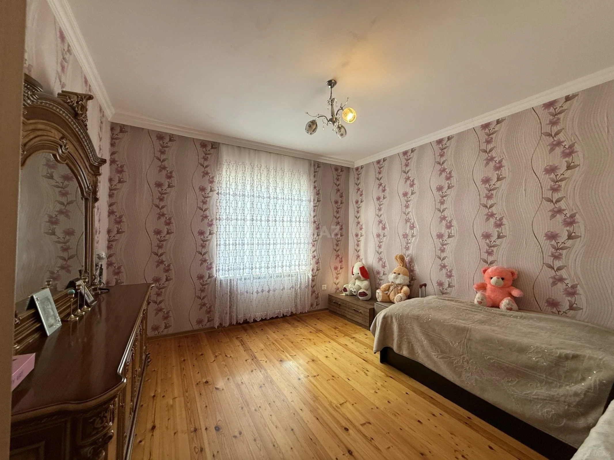 Satılır 5 otaqlı həyət evi 300 m²