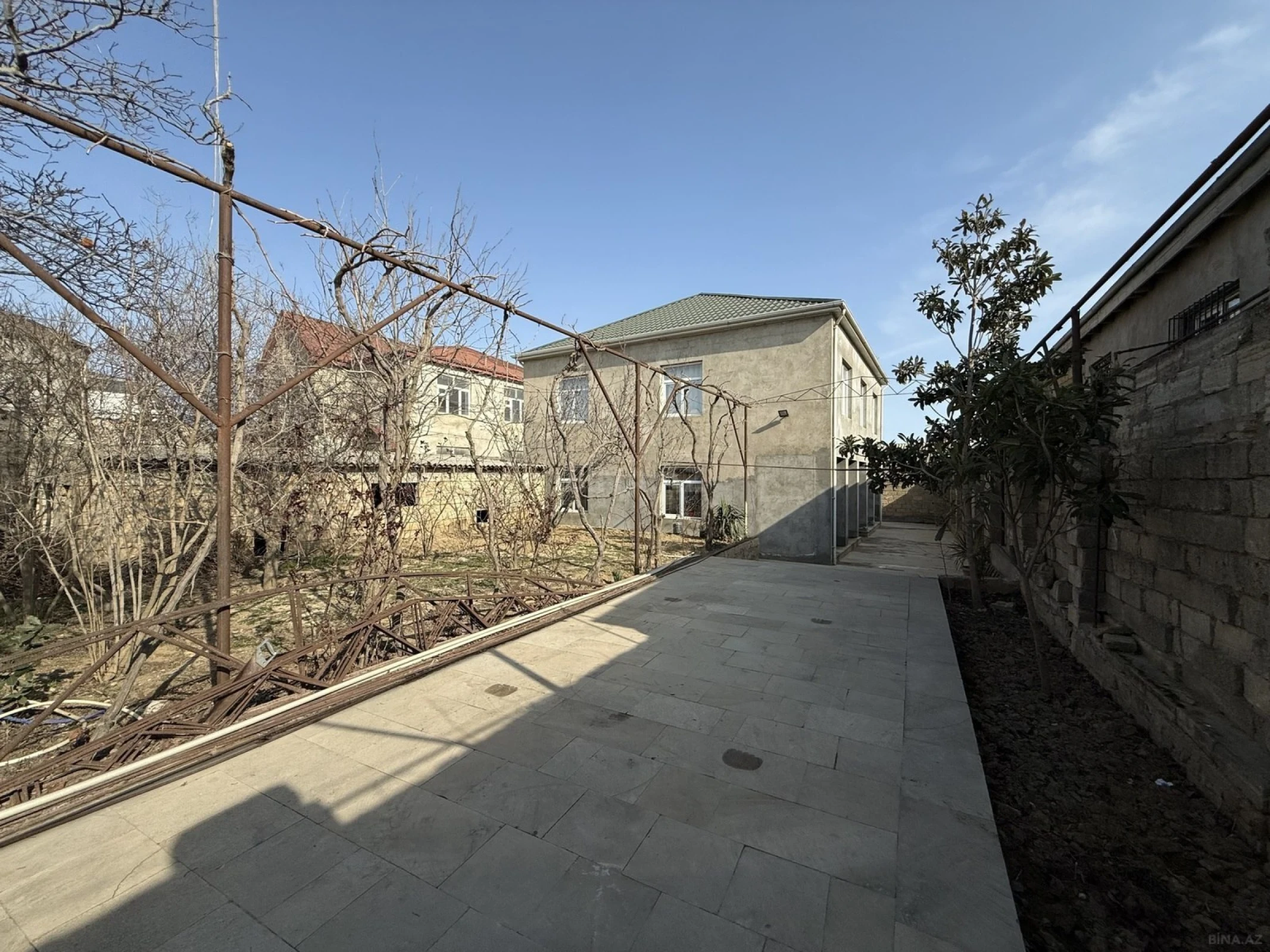 Satılır 5 otaqlı həyət evi 300 m²