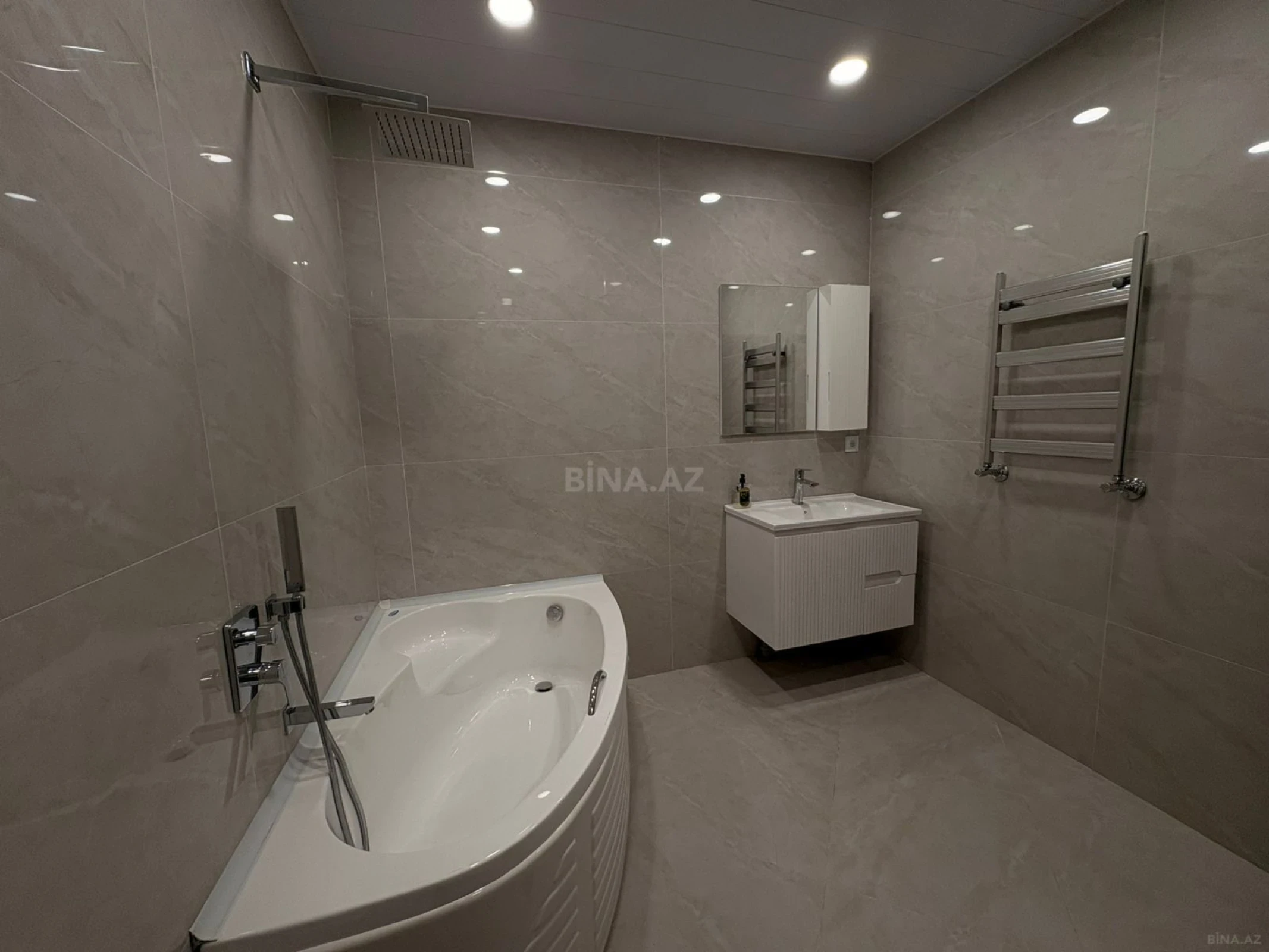 Kirayə verilir 5 otaqlı mənzil 142 m²