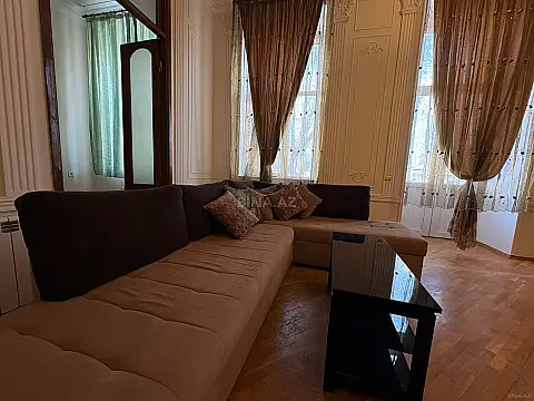 Kirayə verilir 5 otaqlı mənzil 142 m²