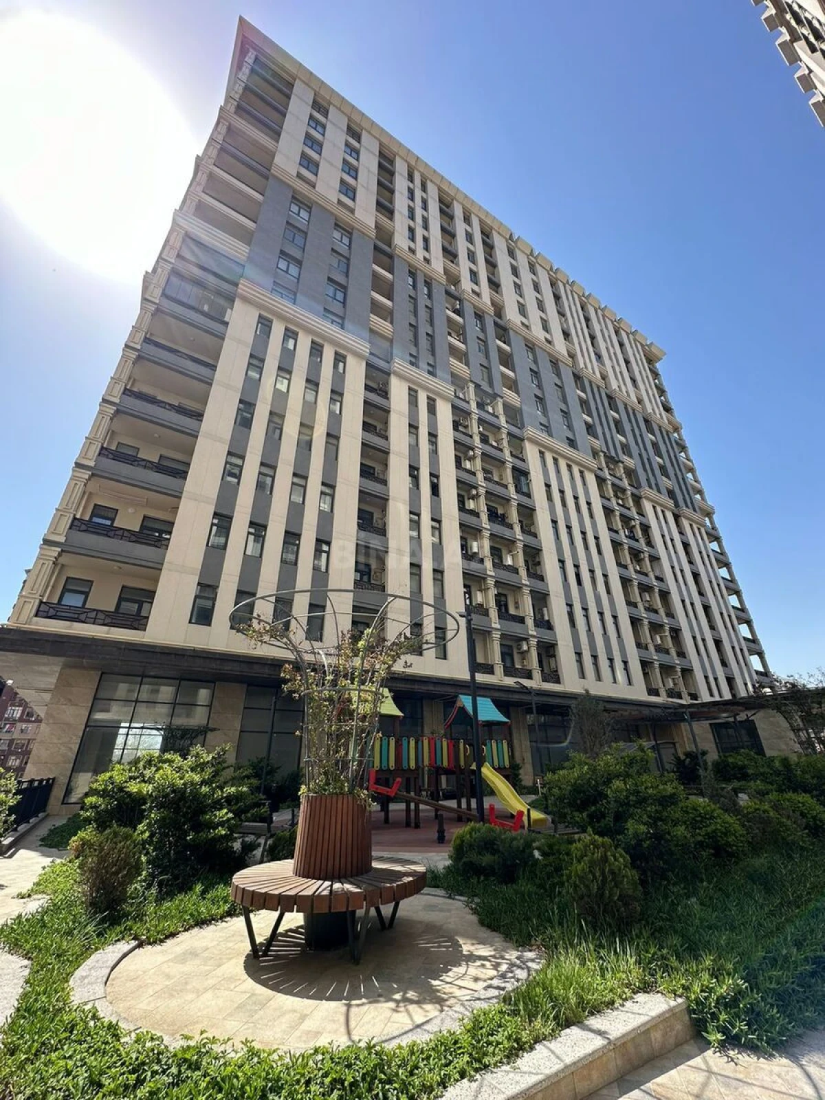 Satılır 3 otaqlı mənzil 151 m²