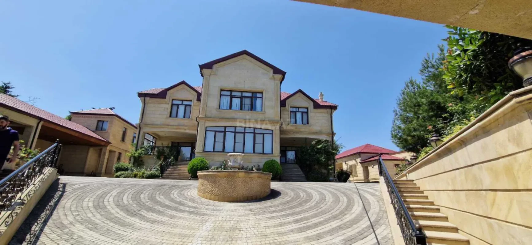 Satılır 7 otaqlı həyət evi 1000 m²