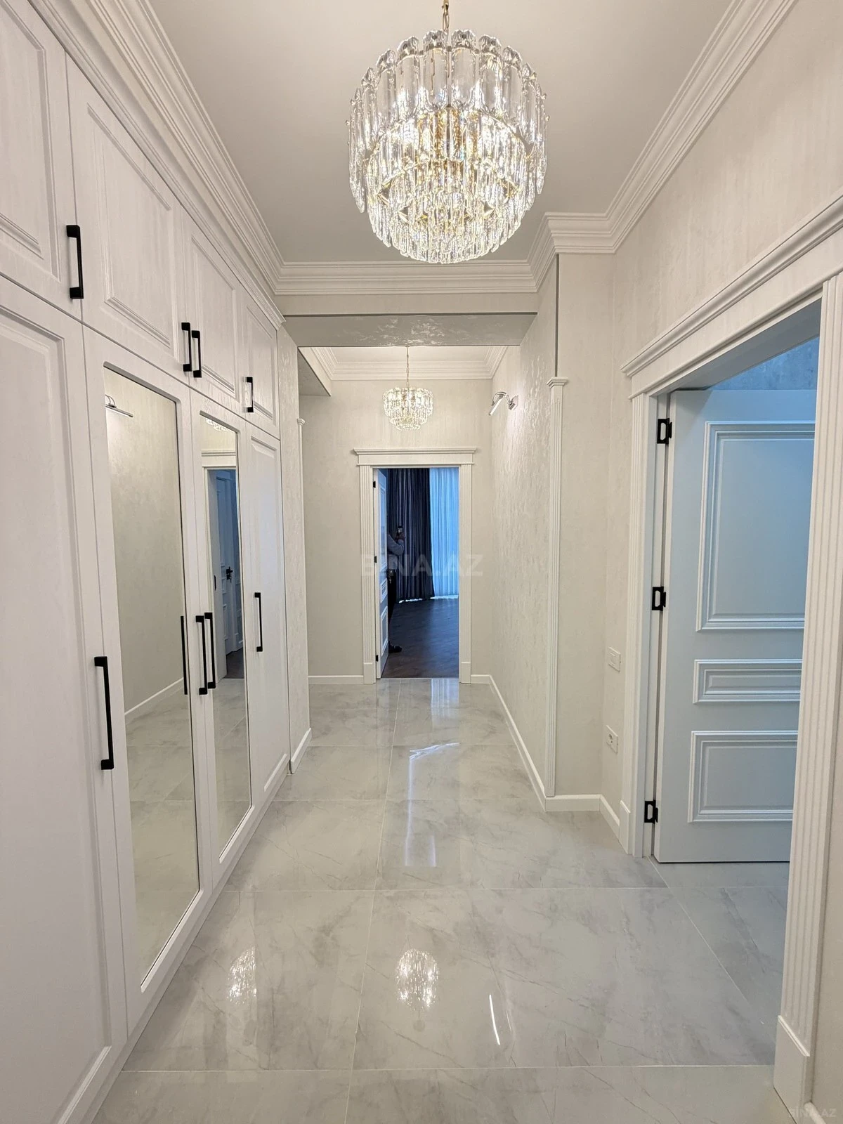 Satılır 4 otaqlı mənzil 185 m²