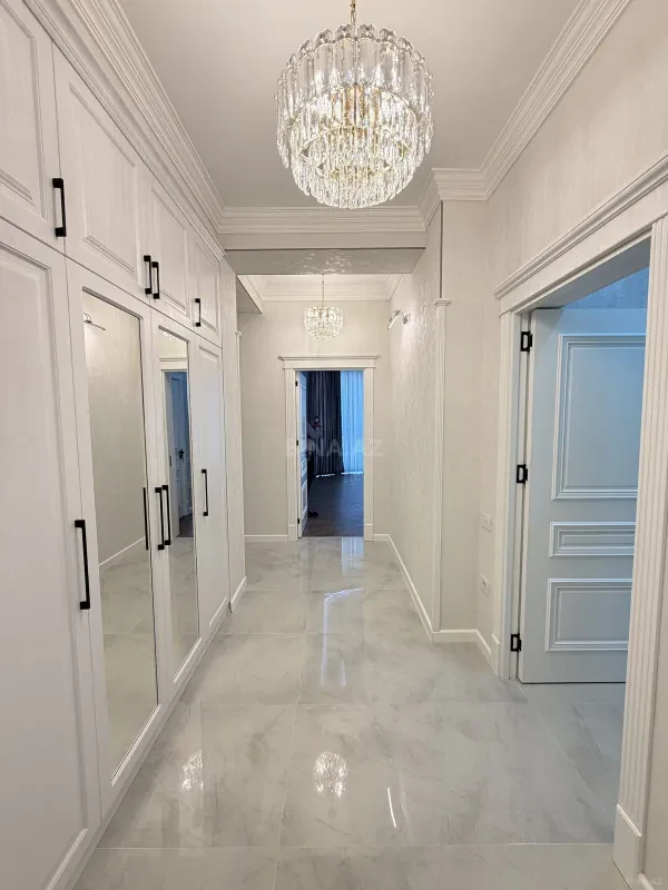 Satılır 4 otaqlı mənzil 185 m²
