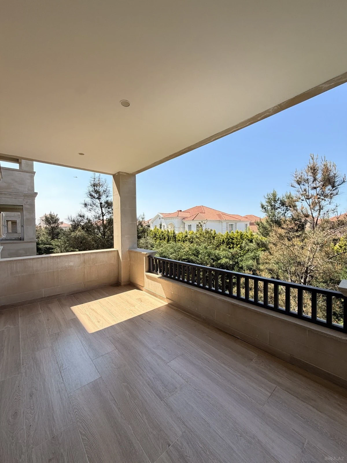 Satılır 4 otaqlı mənzil 185 m²