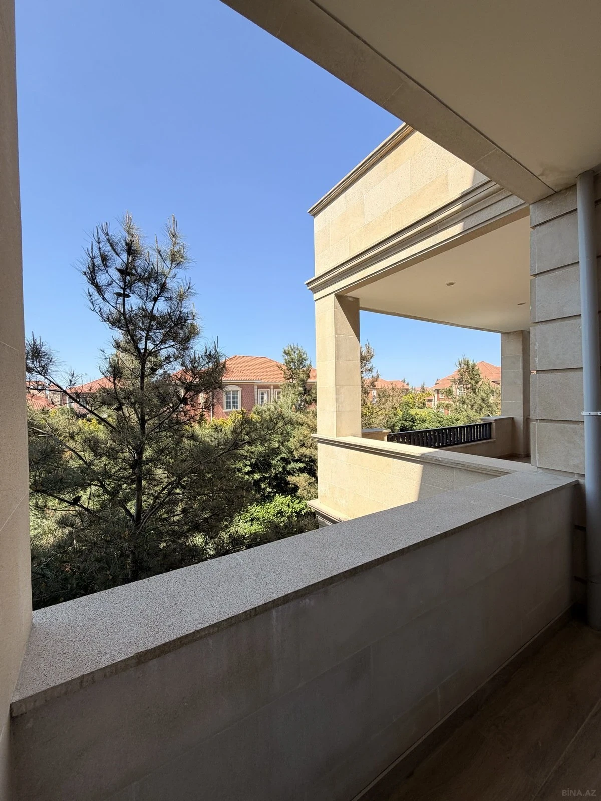 Satılır 4 otaqlı mənzil 185 m²