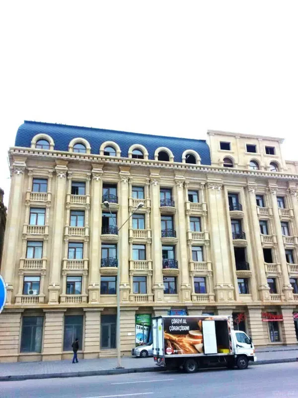 Satılır 6 otaqlı mənzil 220 m²
