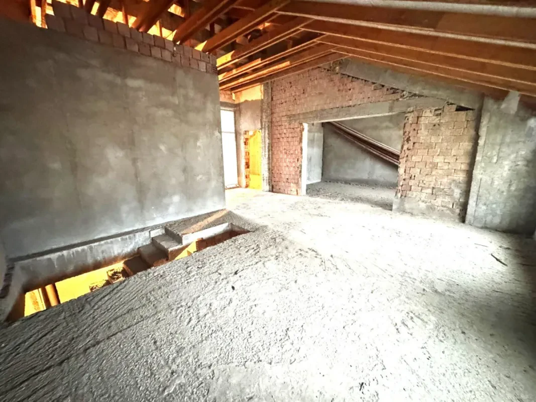Satılır 6 otaqlı mənzil 220 m²