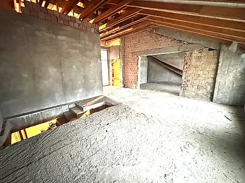 Satılır 6 otaqlı mənzil 220 m²