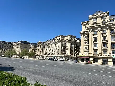 Satılır 6 otaqlı mənzil 220 m²