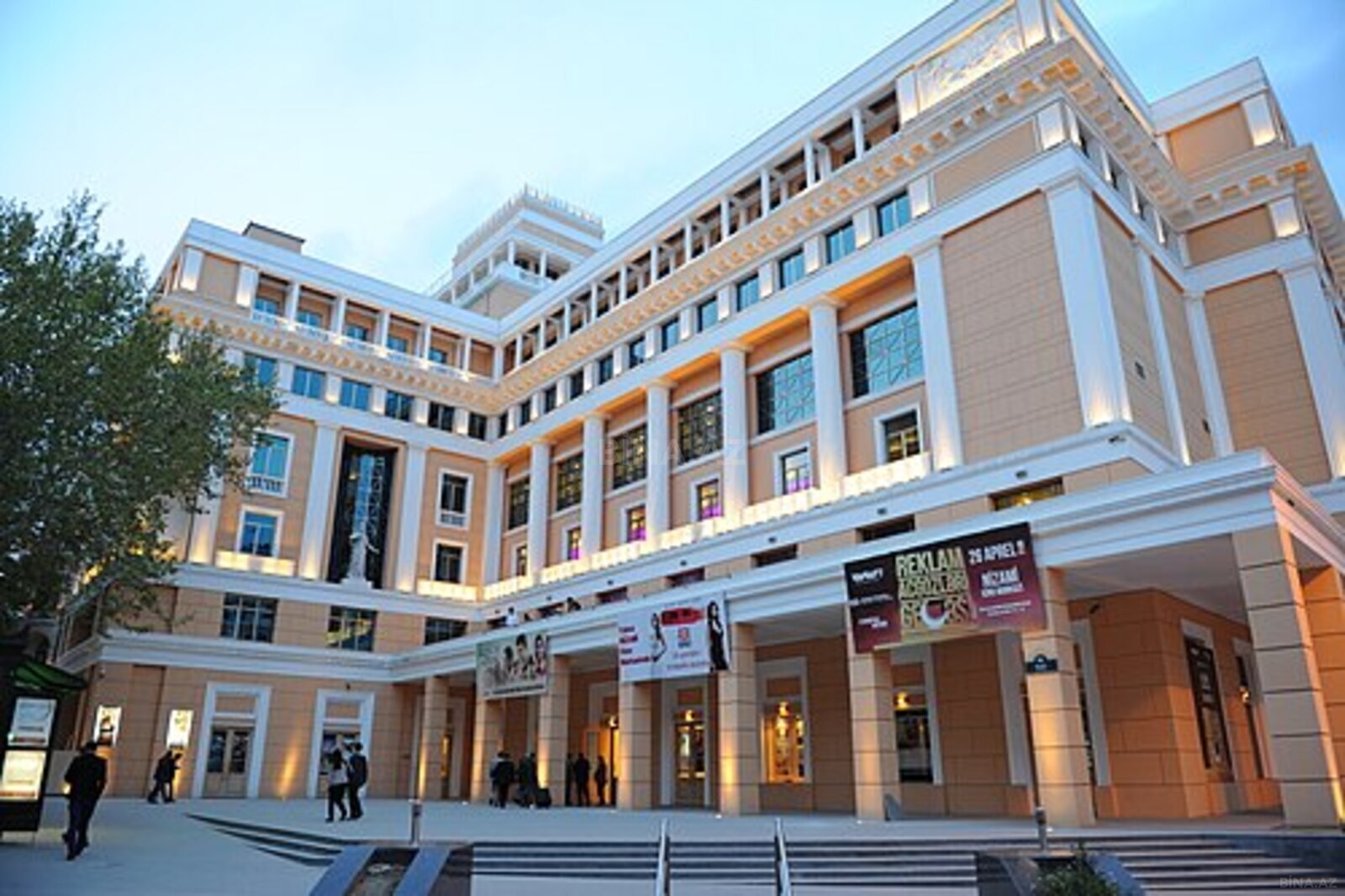 Kirayə verilir 3 otaqlı mənzil 120 m² — Bakı, Sahil qəs. 3 otaq 120.00 m²