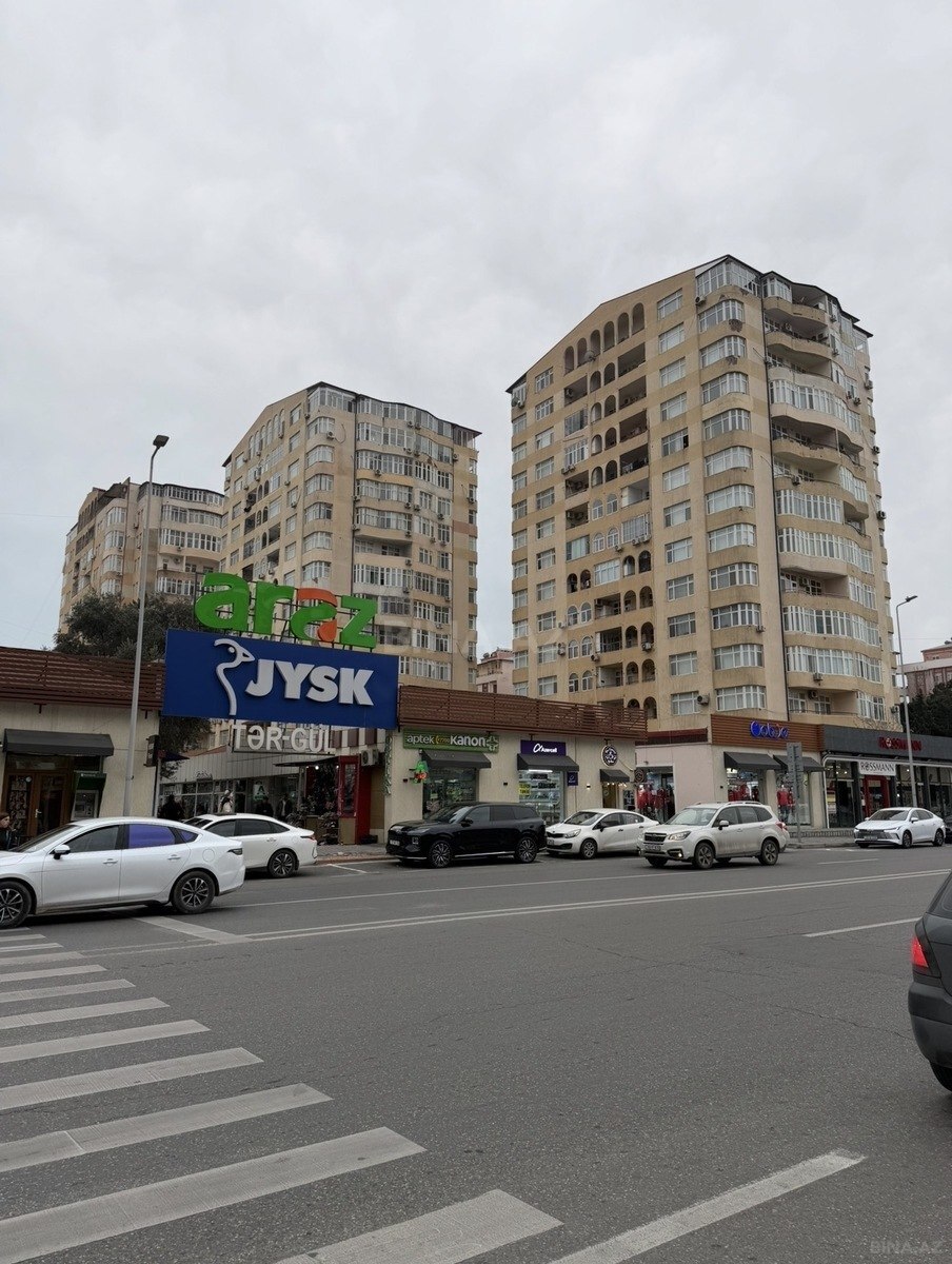 Satılır 3 otaqlı mənzil 130 m² — Bakı, 8-ci mikrorayon 3 otaq 130.00 m²