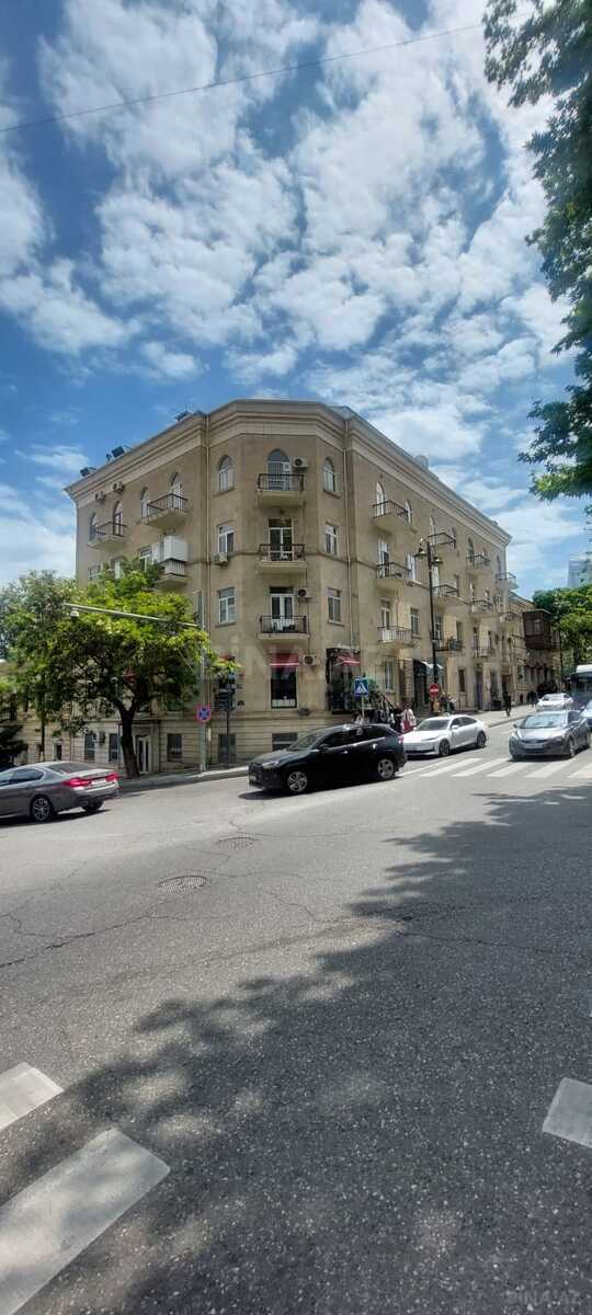 Satılır 4 otaqlı mənzil 130 m² — Bakı 4 otaq 130.00 m²