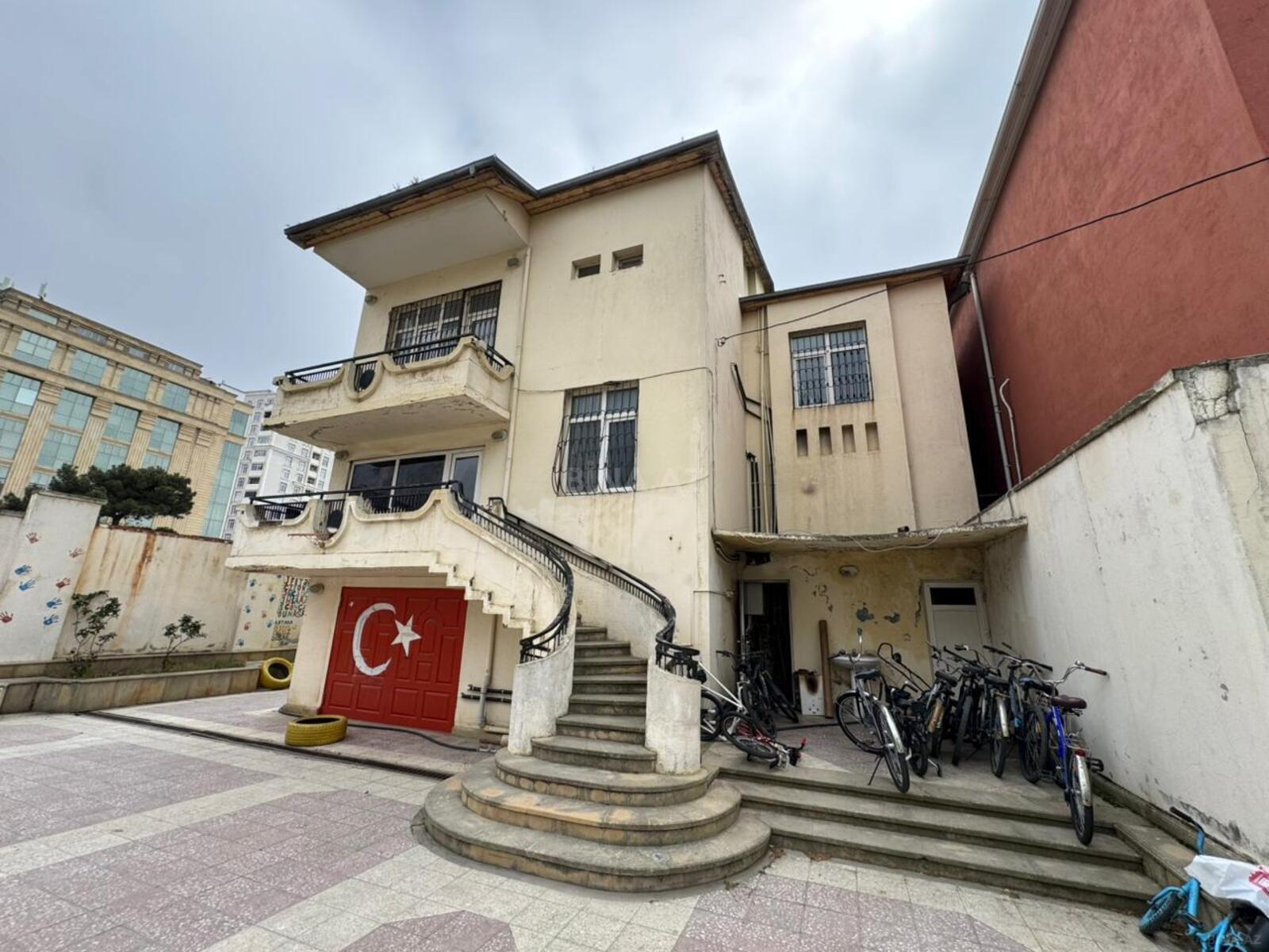 Kirayə verilir 8 otaqlı həyət evi 300 m² — Bakı 8 otaq 300.00 m²